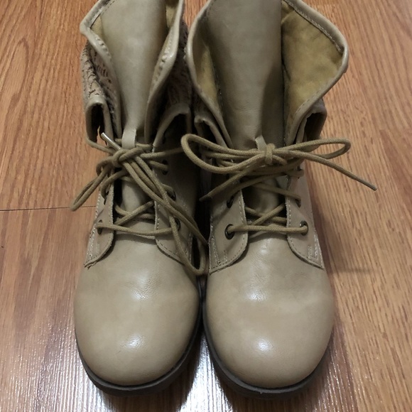 NWOT - Women’s Size 8 Beige Lace Ankle Boot - Picture 2 of 5